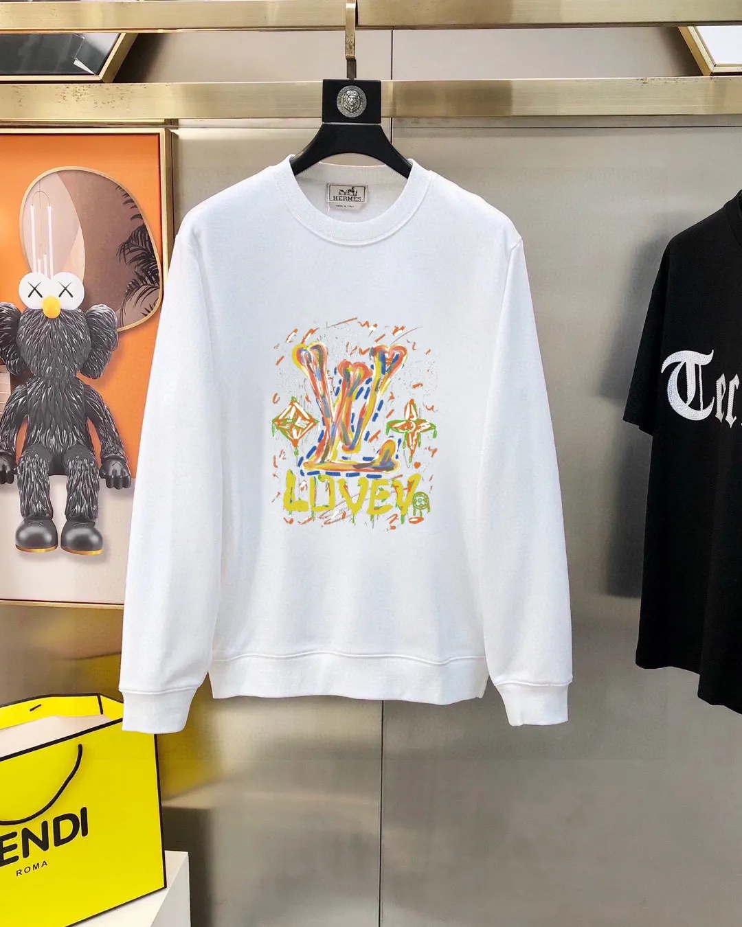 🅿️220 brand [LV Louis Vuitton] (good news for fat people) 2025ss autumn latest long-sleeved round-neck sweatshirt, on sale simultaneously on the official website. Refreshing and breathable. Made of top Tencel Roman. Comfortable and soft. 3D three-dimensional clarity. Super fashion sense. Great for gifting and keeping for yourself. Size: M-5XL (can wear up to 220 pounds)